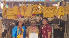 Ketua Dekranasda Kabupaten Deiyai, Fransina Rumbiak Mote, S.KM., M.K.M., dan Tim menerima Piagam Penghargaan sebagai Peserta Pameran HUT ke-46 Dekranas Tahun 2026 di Makassar.