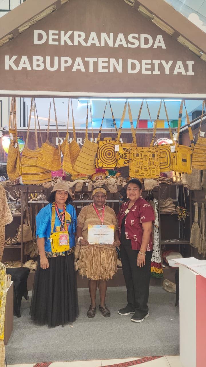 Ketua Dekranasda Kabupaten Deiyai, Fransina Rumbiak Mote, S.KM., M.K.M., dan Tim menerima Piagam Penghargaan sebagai Peserta Pameran HUT ke-46 Dekranas Tahun 2026 di Makassar.