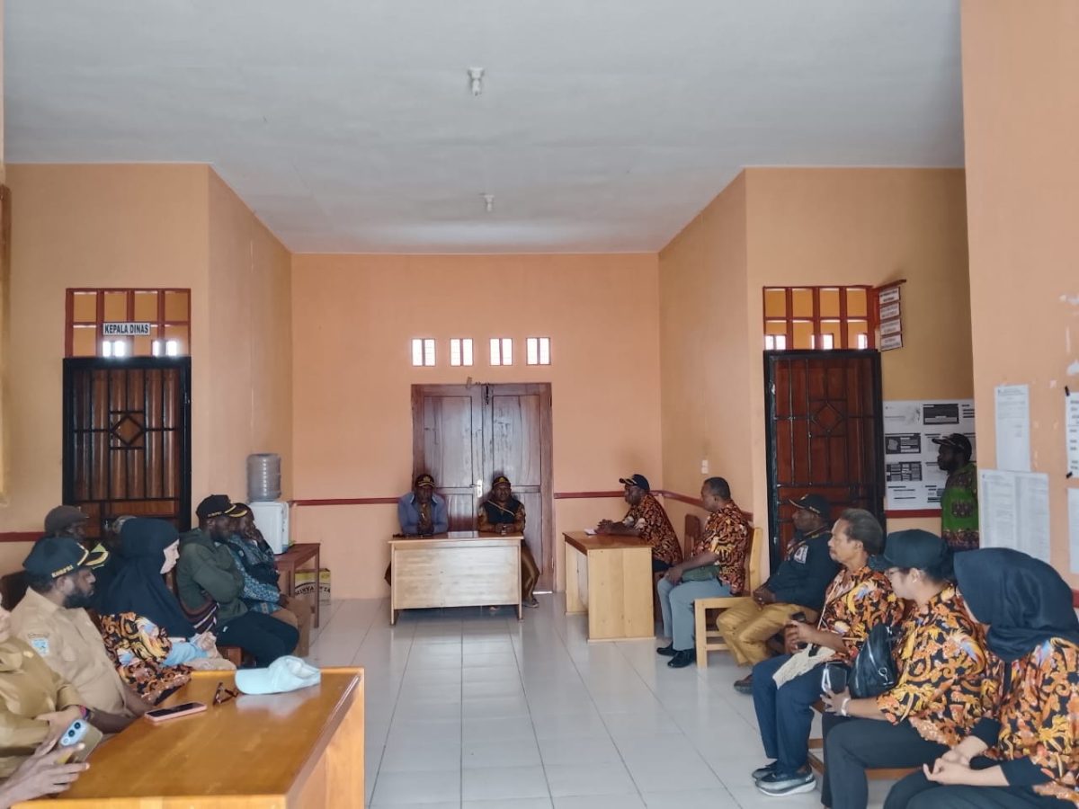 Tim Dinas Koperasi UKM Bidang Perindustrian Provinsi Papua Tengah saat melakukan pendataan tenaga kerja industri dan kunjungan kerja di Kantor Dinas Perindustrian dan Perdagangan (Disperindag) Kabupaten Deiyai, Selasa (14/7/2026).