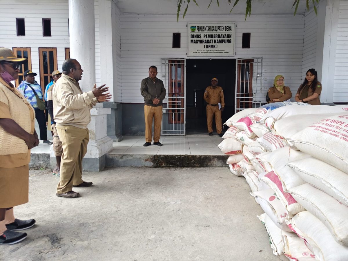 Asisten I Setda Kabupaten Deiyai Simon Mote didampingi Kepala DPMK Deiyai Dr. Ferdinant Pakage menyerahkan bantuan pakan ternak babi kepada perwakilan 67 kampung sebagai tindak lanjut Program Ekina Tonawi untuk memperkuat BUMDes dan meningkatkan ekonomi masyarakat di Kabupaten Deiyai.