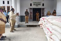 Asisten I Setda Kabupaten Deiyai Simon Mote didampingi Kepala DPMK Deiyai Dr. Ferdinant Pakage menyerahkan bantuan pakan ternak babi kepada perwakilan 67 kampung sebagai tindak lanjut Program Ekina Tonawi untuk memperkuat BUMDes dan meningkatkan ekonomi masyarakat di Kabupaten Deiyai.