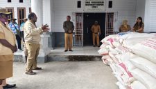 Asisten I Setda Kabupaten Deiyai Simon Mote didampingi Kepala DPMK Deiyai Dr. Ferdinant Pakage menyerahkan bantuan pakan ternak babi kepada perwakilan 67 kampung sebagai tindak lanjut Program Ekina Tonawi untuk memperkuat BUMDes dan meningkatkan ekonomi masyarakat di Kabupaten Deiyai.