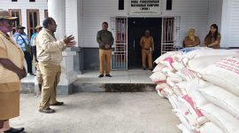 Asisten I Setda Kabupaten Deiyai Simon Mote didampingi Kepala DPMK Deiyai Dr. Ferdinant Pakage menyerahkan bantuan pakan ternak babi kepada perwakilan 67 kampung sebagai tindak lanjut Program Ekina Tonawi untuk memperkuat BUMDes dan meningkatkan ekonomi masyarakat di Kabupaten Deiyai.