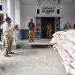 Asisten I Setda Kabupaten Deiyai Simon Mote didampingi Kepala DPMK Deiyai Dr. Ferdinant Pakage menyerahkan bantuan pakan ternak babi kepada perwakilan 67 kampung sebagai tindak lanjut Program Ekina Tonawi untuk memperkuat BUMDes dan meningkatkan ekonomi masyarakat di Kabupaten Deiyai.
