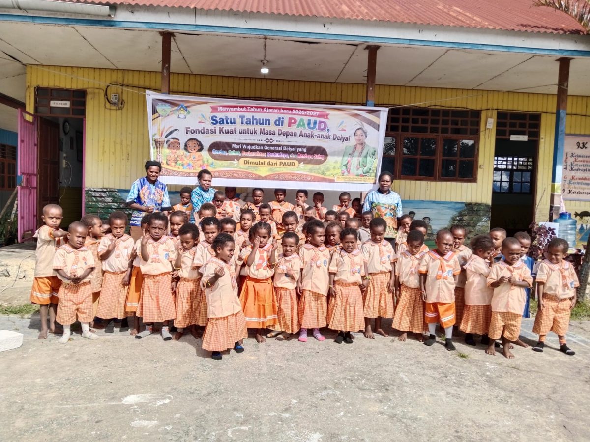Anak-anak TK Komugai bersama bunda-bunda di halaman sekolah.