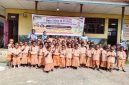 Anak-anak TK Komugai bersama bunda-bunda di halaman sekolah.