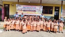 Anak-anak TK Komugai bersama bunda-bunda di halaman sekolah.