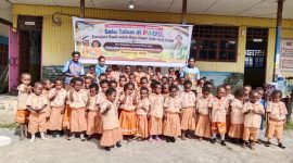 Anak-anak TK Komugai bersama bunda-bunda di halaman sekolah. 