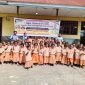 Anak-anak TK Komugai bersama bunda-bunda di halaman sekolah. 