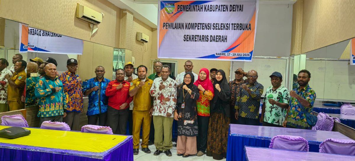 Asisten III Sekda Deiyai Daniel Bunai, S.E., S.T bersama, Peserta seleksi Sekda dan Panitia seleksi di Nabire, 17/7/2026.