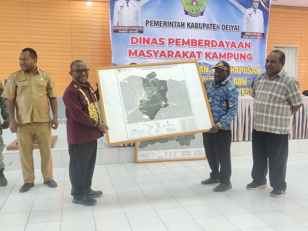 Bupati Deiyai Melkianus Mote, ST didampingi Asisten I Simon Mote, S.STP dan Kepala DPMK Dr. Ferdinant Pakage, MM.,M.AP menyerahkan Peta Wilayah kepada Kepala distrik Tigi Timur, Jumat, 17/7/2026. 