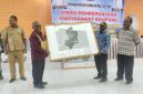 Bupati Deiyai Melkianus Mote, ST didampingi Asisten I Simon Mote, S.STP dan Kepala DPMK Dr. Ferdinant Pakage, MM.,M.AP menyerahkan Peta Wilayah kepada Kepala distrik Tigi Timur, Jumat, 17/7/2026.
