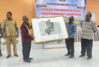 Bupati Deiyai Melkianus Mote, ST didampingi Asisten I Simon Mote, S.STP dan Kepala DPMK Dr. Ferdinant Pakage, MM.,M.AP menyerahkan Peta Wilayah kepada Kepala distrik Tigi Timur, Jumat, 17/7/2026. 