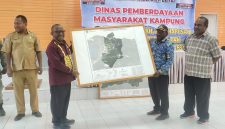 Bupati Deiyai Melkianus Mote, ST didampingi Asisten I Simon Mote, S.STP dan Kepala DPMK Dr. Ferdinant Pakage, MM.,M.AP menyerahkan Peta Wilayah kepada Kepala distrik Tigi Timur, Jumat, 17/7/2026.