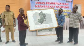 Bupati Deiyai Melkianus Mote, ST didampingi Asisten I Simon Mote, S.STP dan Kepala DPMK Dr. Ferdinant Pakage, MM.,M.AP menyerahkan Peta Wilayah kepada Kepala distrik Tigi Timur, Jumat, 17/7/2026. 