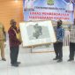 Bupati Deiyai Melkianus Mote, ST didampingi Asisten I Simon Mote, S.STP dan Kepala DPMK Dr. Ferdinant Pakage, MM.,M.AP menyerahkan Peta Wilayah kepada Kepala distrik Tigi Timur, Jumat, 17/7/2026. 