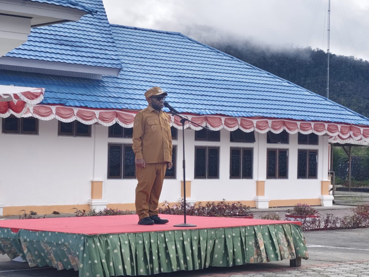 Bupati Deiyai Melkianus Mote, ST, menyampaikan arahan kepada CPNS, THK2, PPPK, dan tenaga kontrak saat Apel Gabungan di halaman Kantor Bupati Deiyai, Senin (20/7/2026).