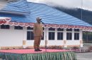 Bupati Deiyai Melkianus Mote, ST, menyampaikan arahan kepada CPNS, THK2, PPPK, dan tenaga kontrak saat Apel Gabungan di halaman Kantor Bupati Deiyai, Senin (20/7/2026).