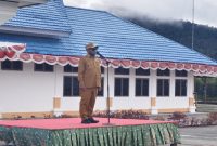 Bupati Deiyai Melkianus Mote, ST, menyampaikan arahan kepada CPNS, THK2, PPPK, dan tenaga kontrak saat Apel Gabungan di halaman Kantor Bupati Deiyai, Senin (20/7/2026).