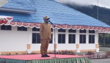 Bupati Deiyai Melkianus Mote, ST, menyampaikan arahan kepada CPNS, THK2, PPPK, dan tenaga kontrak saat Apel Gabungan di halaman Kantor Bupati Deiyai, Senin (20/7/2026).