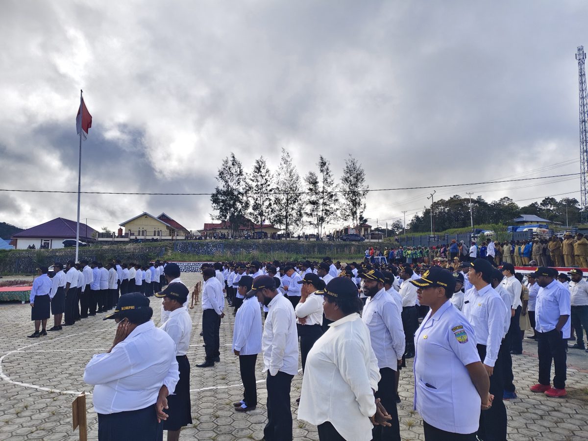 Suasana Apel berlangsung di halaman kantor bupati peserta CPNS Formasi 2024, THK2 dan P3K saat mengikuti arahan bupati, Senin, 20/7/2026.