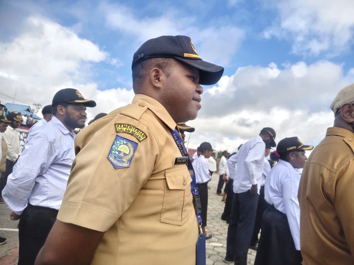 Petrus Tekege, S.STP saat mengikuti apel di halaman kantor Bupati, Senin, 20/7/2026