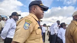 Petrus Tekege, S.STP saat mengikuti apel di halaman kantor Bupati, Senin, 20/7/2026