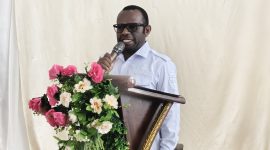 Bupati Deiyai, Melkianus Mote, ST menyampaikan sambutan dalam sebuah acara pemerintahan di Aula BKPSDM. 