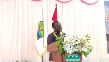 Bupati Deiyai Melkianus Mote, ST menyampaikan sambutan dalam sebuah acara pemerintahan di Aula Sekwan.