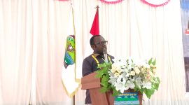 Bupati Deiyai Melkianus Mote, ST menyampaikan sambutan dalam sebuah acara pemerintahan di Aula Sekwan. 