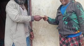 Pj. Kades Timotius Pekei saat menyerahkan dana Kampung kepada salah satu masyarakatnya, Rabu, 22/7/2026.