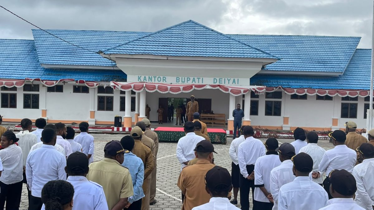 Suasana saat Bupati Deiyai Melkianus Mote, ST pimpinan Apel gabungan di halaman kantor Bupati, Senin, 27/7/2026.
