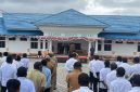 Suasana saat Bupati Deiyai Melkianus Mote, ST pimpinan Apel gabungan di halaman kantor Bupati, Senin, 27/7/2026.