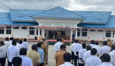 Suasana saat Bupati Deiyai Melkianus Mote, ST pimpinan Apel gabungan di halaman kantor Bupati, Senin, 27/7/2026.