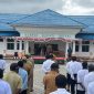 Suasana saat Bupati Deiyai Melkianus Mote, ST pimpinan Apel gabungan di halaman kantor Bupati, Senin, 27/7/2026.