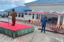 Bupati Deiyai Melkianus Mote, ST didampingi ajudan saat menyampaikan sambutan dalam Apel Gabungan, Senin, 27/7/2026.