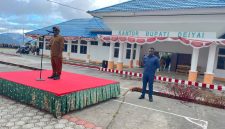 Bupati Deiyai Melkianus Mote, ST didampingi ajudan saat menyampaikan sambutan dalam Apel Gabungan, Senin, 27/7/2026.
