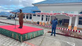 Bupati Deiyai Melkianus Mote, ST didampingi ajudan saat menyampaikan sambutan dalam Apel Gabungan, Senin, 27/7/2026.