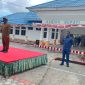 Bupati Deiyai Melkianus Mote, ST didampingi ajudan saat menyampaikan sambutan dalam Apel Gabungan, Senin, 27/7/2026.