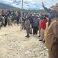 Bupati Deiyai Melkianus Mote didampingi kepala DPMK, pimpinan DPRK, dan Asisten II Sekda berdialog dengan masyarakat di kantor DPMK Deiyai, Senin, 27/7/2026.