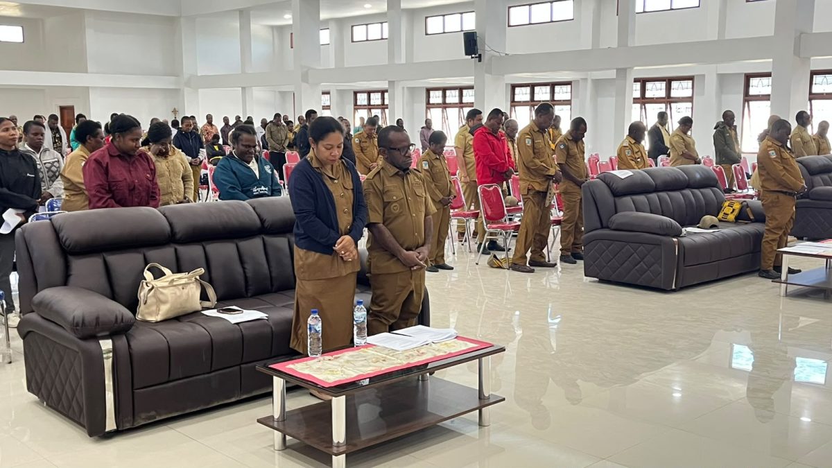 Bupati Deiyai Melkianus Mote, S.T., bersama jajaran Pemerintah Kabupaten Deiyai mengikuti Ibadah Oikumene Bulan Juli 2026 di Aula Tuyana, Waghete, yang mengangkat tema “TUHAN itu ALLAH Penyayang dan Panjang Sabar” sebagai penguatan nilai kasih, kesabaran, dan integritas dalam pelayanan kepada masyarakat.