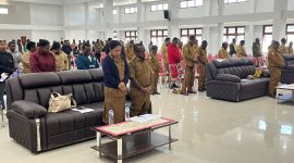Bupati Deiyai Melkianus Mote, S.T., bersama jajaran Pemerintah Kabupaten Deiyai mengikuti Ibadah Oikumene Bulan Juli 2026 di Aula Tuyana, Waghete, yang mengangkat tema “TUHAN itu ALLAH Penyayang dan Panjang Sabar” sebagai penguatan nilai kasih, kesabaran, dan integritas dalam pelayanan kepada masyarakat.