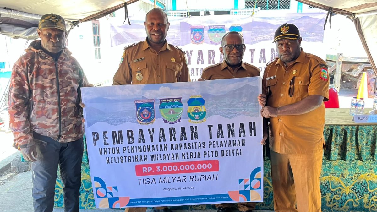 Bupati Deiyai Melkianus Mote, Bupati Dogiyai Yudas Tebai, Wakil Bupati Paniai Ham Yogi dan salah satu anggota polisi polres Deiyai di tempat pembayaran lahan Senilai 3 Milyar, Selasa, 28/7/2026. 