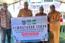 Bupati Deiyai Melkianus Mote, Bupati Dogiyai Yudas Tebai, Wakil Bupati Paniai Ham Yogi dan salah satu anggota polisi polres Deiyai di tempat pembayaran lahan Senilai 3 Milyar, Selasa, 28/7/2026. 
