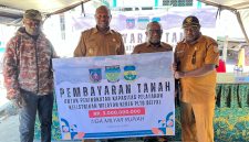 Bupati Deiyai Melkianus Mote, Bupati Dogiyai Yudas Tebai, Wakil Bupati Paniai Ham Yogi dan salah satu anggota polisi polres Deiyai di tempat pembayaran lahan Senilai 3 Milyar, Selasa, 28/7/2026. 
