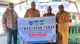 Bupati Deiyai Melkianus Mote, Bupati Dogiyai Yudas Tebai, Wakil Bupati Paniai Ham Yogi dan salah satu anggota polisi polres Deiyai di tempat pembayaran lahan Senilai 3 Milyar, Selasa, 28/7/2026. 