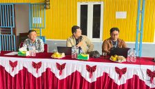Narasumber Saat menyampaikan Sosialisasi Pemanfaatan Teknologi Artificial Intelligence (AI) di Kantor BPKAD Kabupaten Deiyai, Waghete, Jumat (31/7/2026).