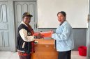 Kepala Dinas Kesehatan Kabupaten Deiyai, Fransina Rumbiak Mote, S.KM., M.KM., menyerahkan satu unit laptop kepada Penanggung Jawab Program Tuberkulosis (TB) RSUD Deiyai sebagai dukungan untuk meningkatkan pelayanan serta memperkuat pencatatan dan pelaporan kasus TB melalui aplikasi Sistem Informasi Tuberkulosis (SITB).