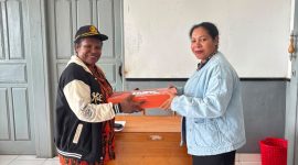 Kepala Dinas Kesehatan Kabupaten Deiyai, Fransina Rumbiak Mote, S.KM., M.KM., menyerahkan satu unit laptop kepada Penanggung Jawab Program Tuberkulosis (TB) RSUD Deiyai sebagai dukungan untuk meningkatkan pelayanan serta memperkuat pencatatan dan pelaporan kasus TB melalui aplikasi Sistem Informasi Tuberkulosis (SITB).