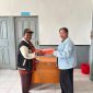 Kepala Dinas Kesehatan Kabupaten Deiyai, Fransina Rumbiak Mote, S.KM., M.KM., menyerahkan satu unit laptop kepada Penanggung Jawab Program Tuberkulosis (TB) RSUD Deiyai sebagai dukungan untuk meningkatkan pelayanan serta memperkuat pencatatan dan pelaporan kasus TB melalui aplikasi Sistem Informasi Tuberkulosis (SITB).